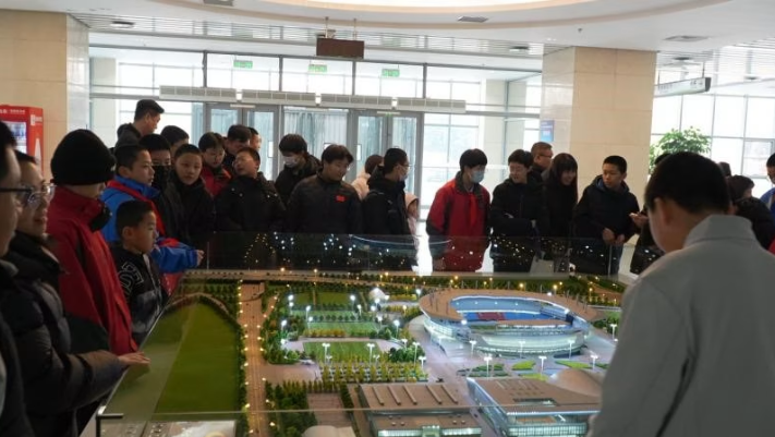 沉浸式体验运动魅力 感悟体育拼搏精神石家庄第四十中学学子走进奥体中心